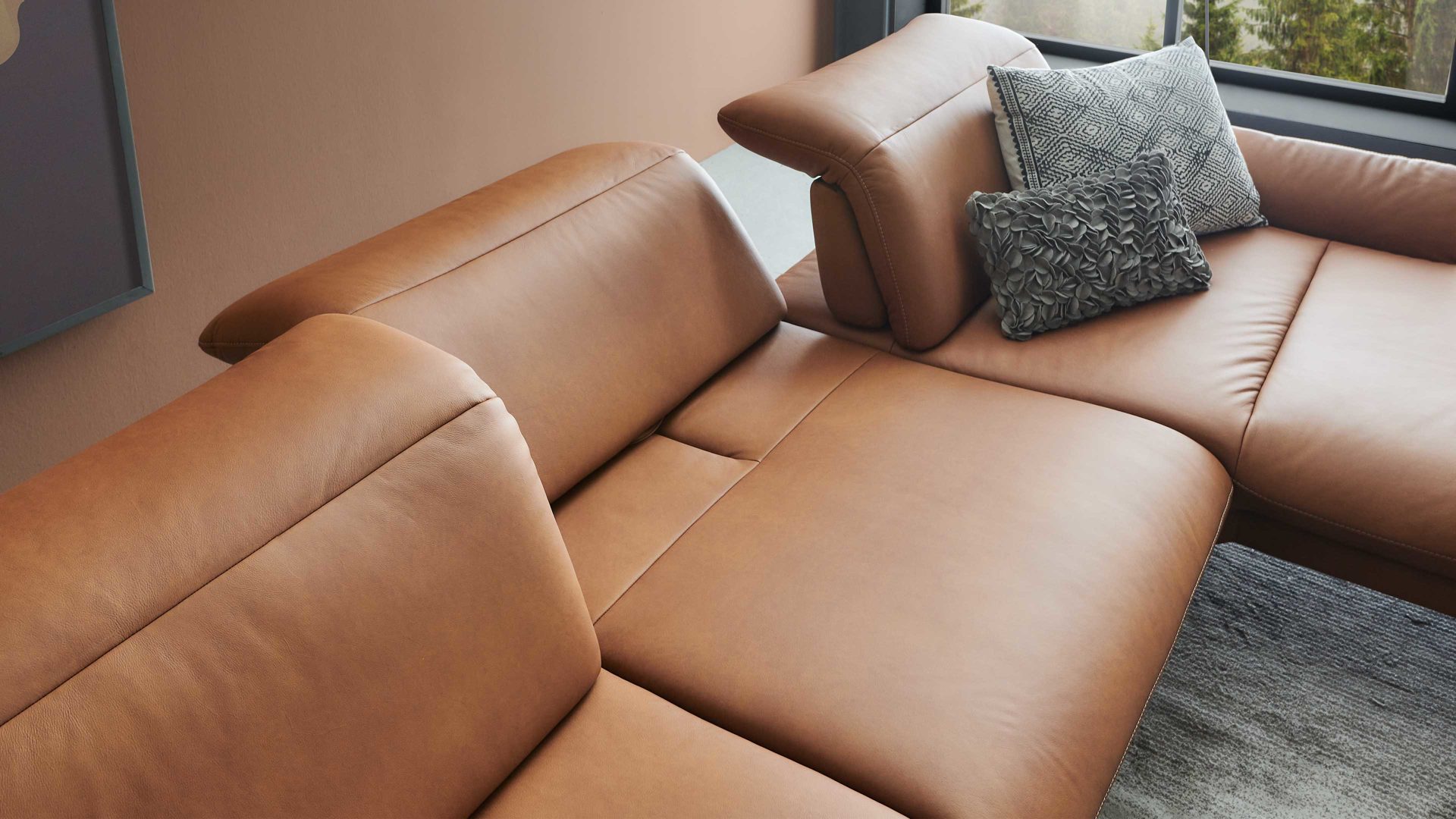 Ecksofa Himolla aus Leder in Orange himolla Polsterprogramm 1385-Promotion - Ecksofa mit motorischer Funktion brandyfarbenes LongLife-Leder LG24 & anthrazitfarbene Metallfüße - Stellfläche ca. 304 x 175 cm