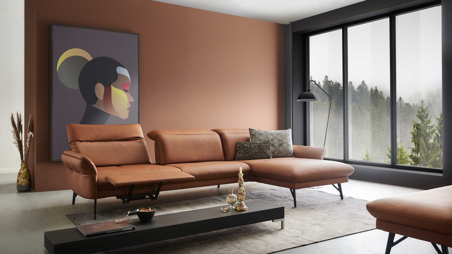 Ecksofa Himolla aus Leder in Orange himolla Polsterprogramm 1385-Promotion - Ecksofa mit motorischer Funktion brandyfarbenes LongLife-Leder LG24 & anthrazitfarbene Metallfüße - Stellfläche ca. 304 x 175 cm