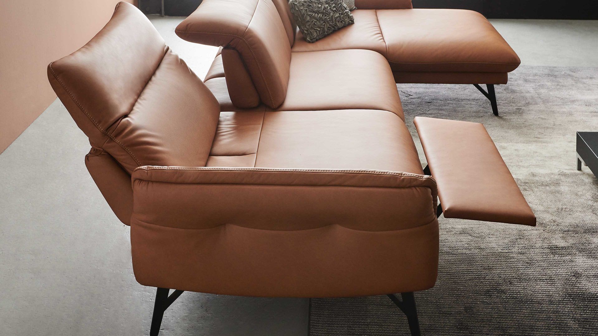 Ecksofa Himolla aus Leder in Orange himolla Polsterprogramm 1385-Promotion - Ecksofa mit motorischer Funktion brandyfarbenes LongLife-Leder LG24 & anthrazitfarbene Metallfüße - Stellfläche ca. 304 x 175 cm