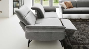 2,5-Sitzer Himolla aus Stoff in Grau himolla Polsterprogramm 1385-Promotion - 2,5-Sitzer mit motorischen Funktionen gletscherfarbener Bezug Q2 Fashion & anthrazitfarbene Metallfüße - Länge ca. 183 cm