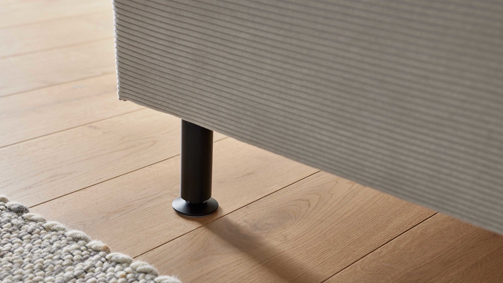 Boxspringbett Interliving aus Stoff in Hellgrau Interliving Boxspringbett Serie 1418 - Boxspringbett mit feinem Cordbezug silberfarbener Feincord – Liegefläche ca. 180 x 200 cm