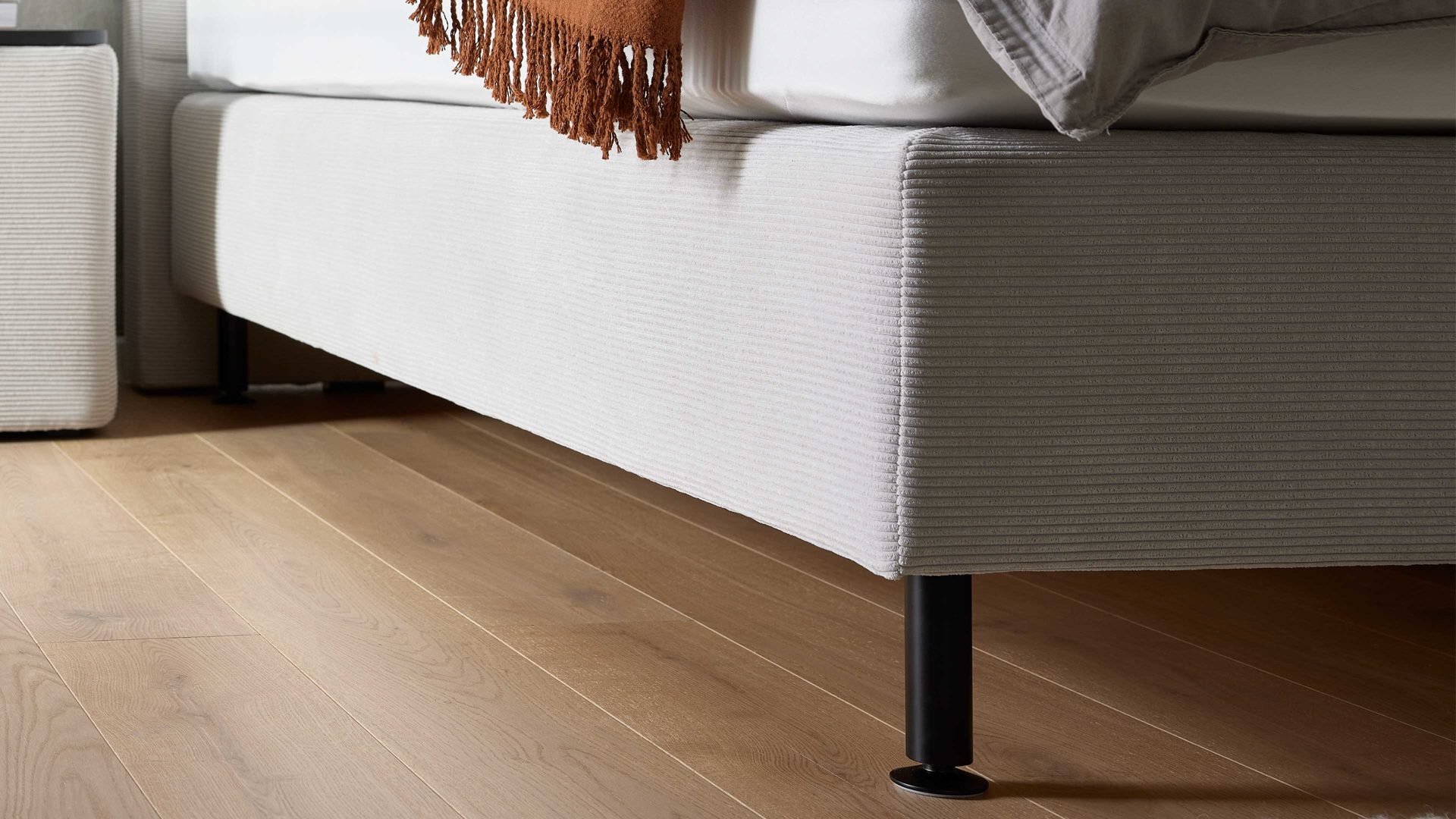 Boxspringbett Interliving aus Stoff in Hellgrau Interliving Boxspringbett Serie 1418 silberfarbener Feincord – Liegefläche ca. 180 x 200 cm