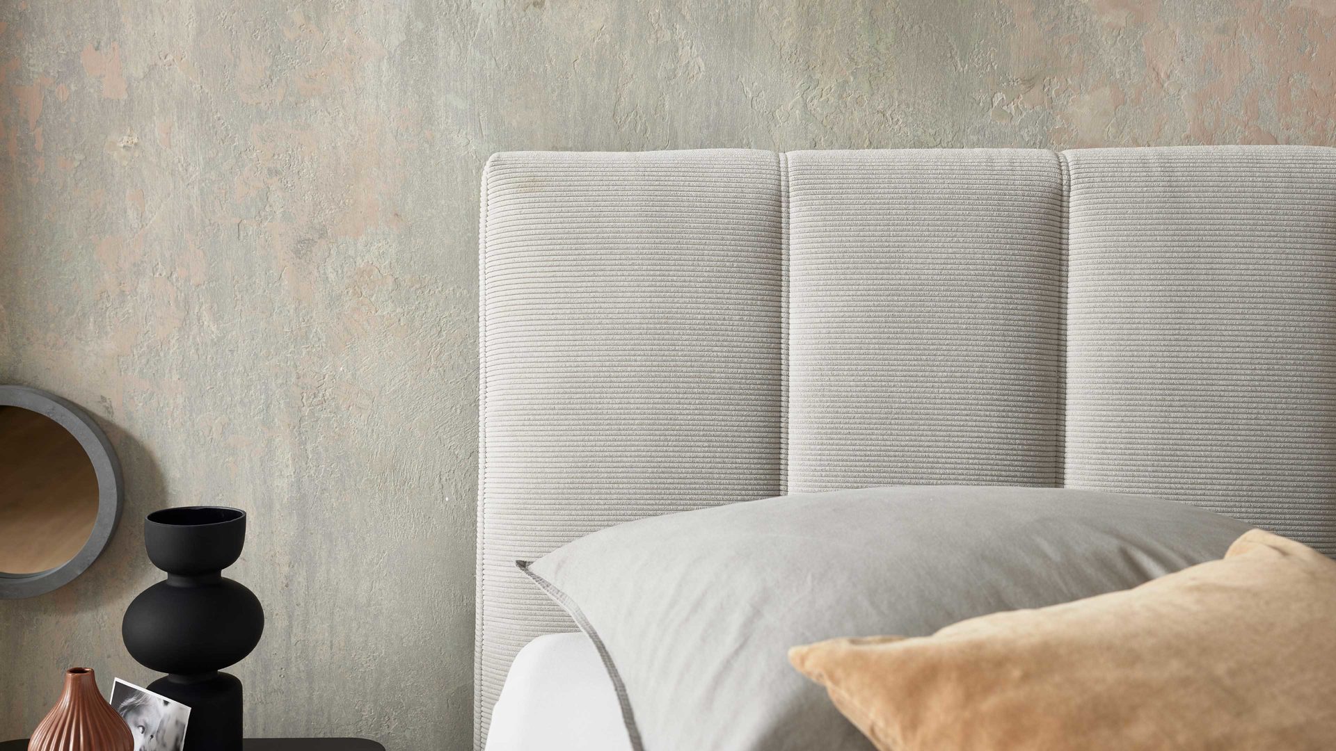 Boxspringbett Interliving aus Stoff in Hellgrau Interliving Boxspringbett Serie 1418 - Boxspringbett mit feinem Cordbezug silberfarbener Feincord – Liegefläche ca. 180 x 200 cm