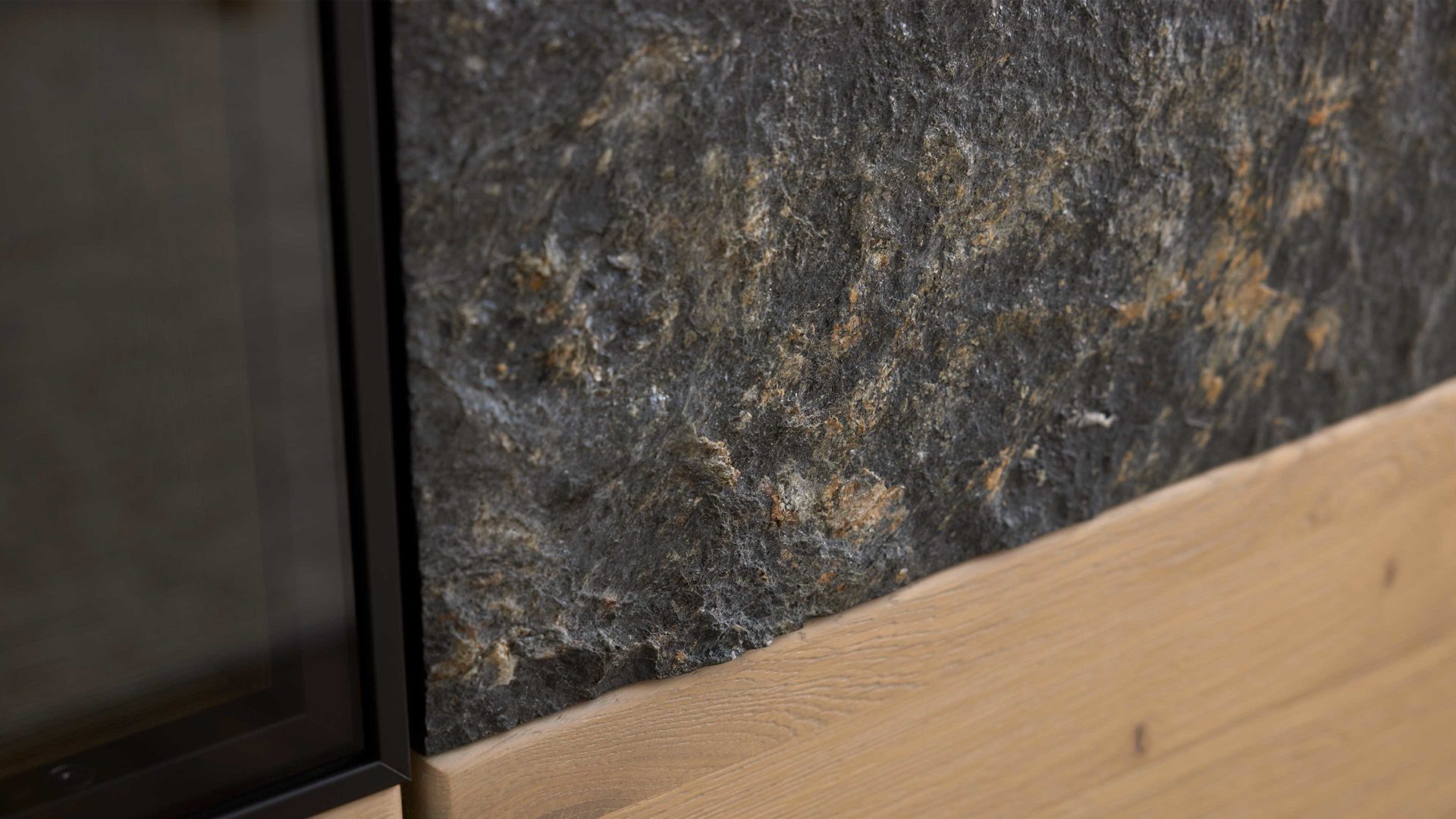 Vitrine Interliving aus Holz in Holzfarben Interliving Wohnzimmer Serie 2029 - Vitrine Wildeiche & Granit-Steinoptik - eine Tür, Breite ca. 60 cm