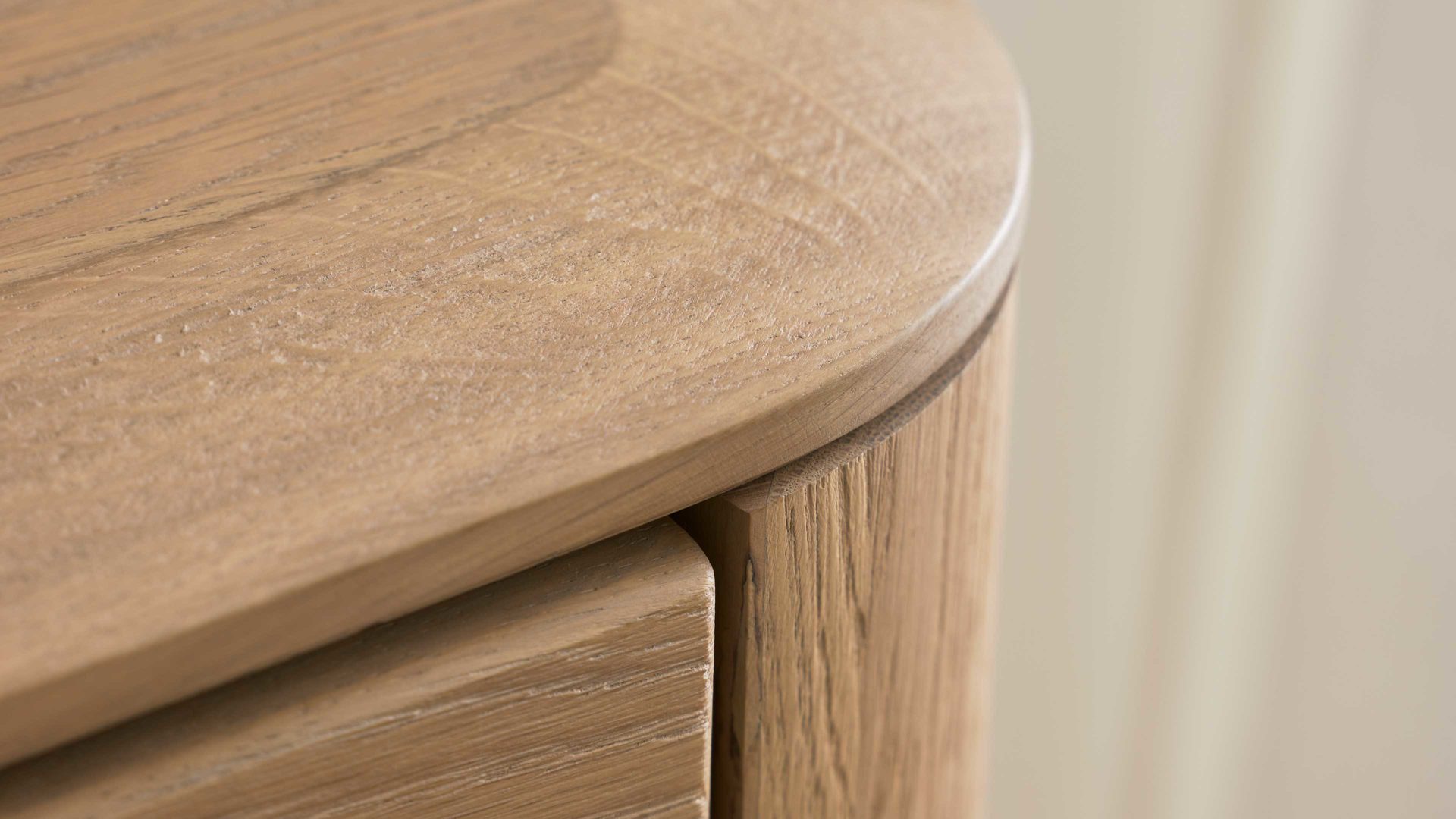 Vitrine Interliving aus Holz in Holzfarben Interliving Wohnzimmer Serie 2029 - Kombivitrine 03 Wildeiche & Granit-Steinoptik - zwei Türen, Breite ca. 85 cm