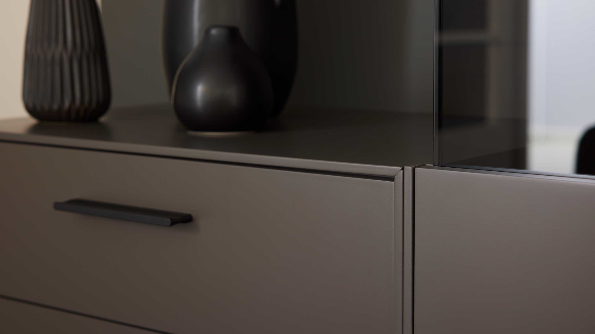 Wohnwand Interliving aus Holz in Dunkelgrau Interliving Wohnzimmer Serie 2030 - Wohnwand Wolfram Grey & Spaltholz - fünfteilig, Länge ca. 309 cm