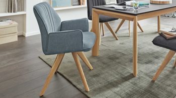 Polsterstuhl Interliving aus Stoff in Blau Interliving Esszimmer Serie 5102 – Armlehn-Polsterstuhl aquafarbener Webstoff Tirol 484 & Wildeiche