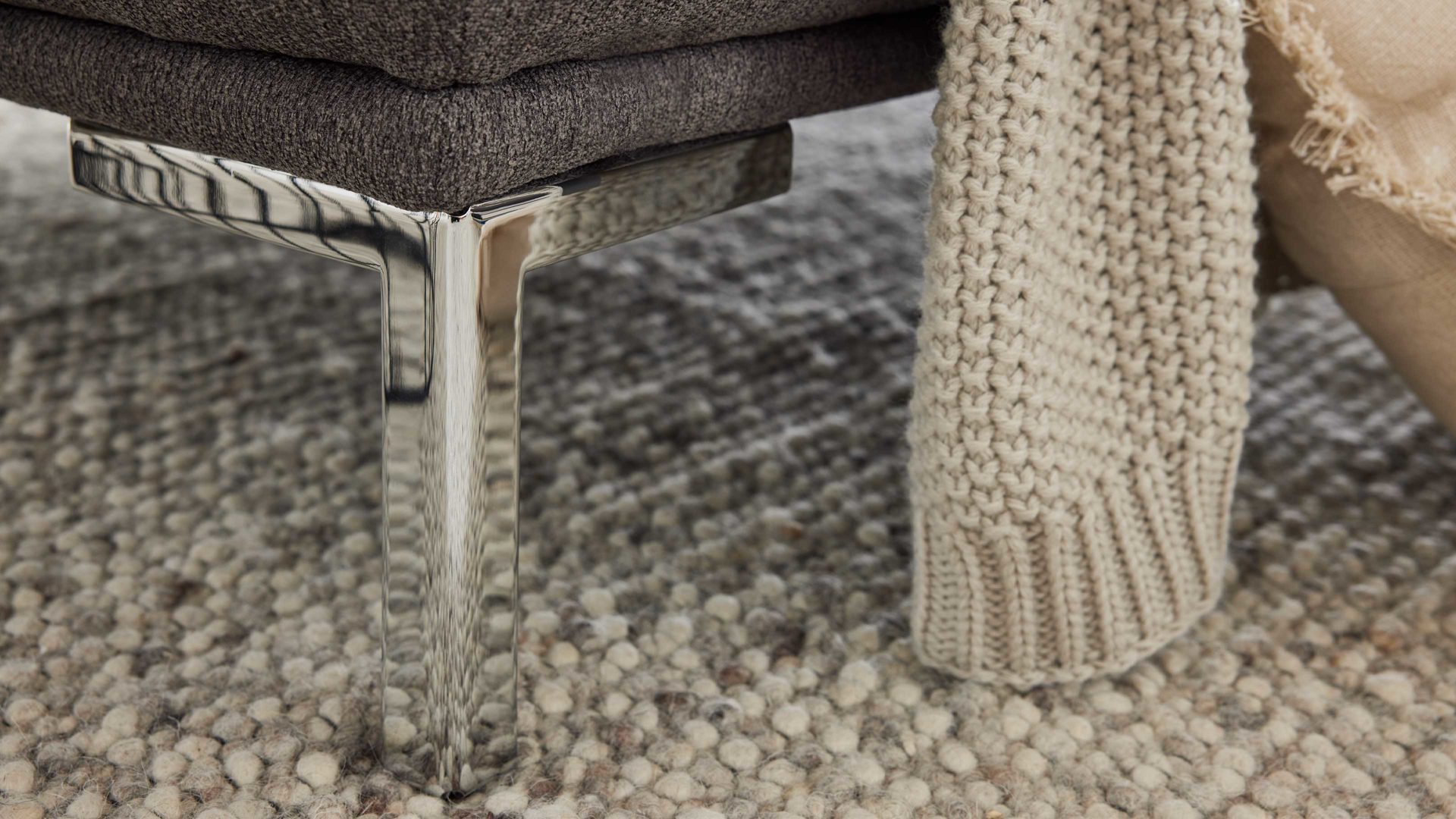 Ecksofa Interliving aus Stoff in Dunkelgrau Interliving Sofa Serie 4255 – Ecksofa grauer Bezug Comora 9853 & silberfarbene Metallfüße 4.26 - Stellfläche ca. 185 x 255 cm