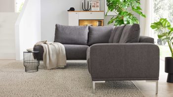 Ecksofa Interliving aus Stoff in Dunkelgrau Interliving Sofa Serie 4255 – Ecksofa grauer Bezug Comora 9853 & silberfarbene Metallfüße 4.26 - Stellfläche ca. 185 x 255 cm