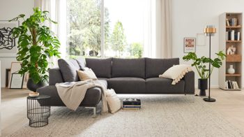Ecksofa Interliving aus Stoff in Dunkelgrau Interliving Sofa Serie 4255 – Ecksofa grauer Bezug Comora 9853 & silberfarbene Metallfüße 4.26 - Stellfläche ca. 185 x 255 cm