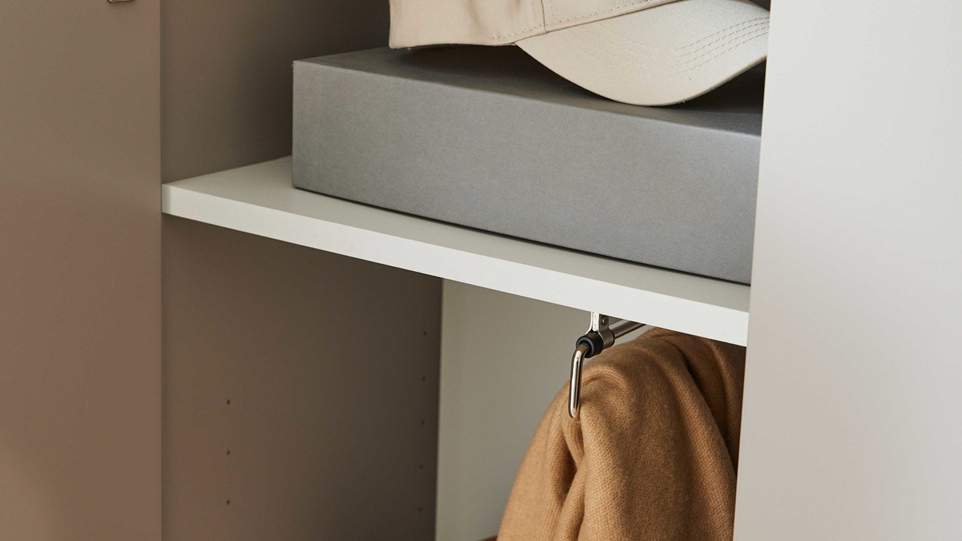 Garderobenschrank Interliving aus Holz in Hellgrau Interliving Garderobe Serie 6012 - Garderobenschrank INL-510 graubeiger Mattlack - zwei Türen, Höhe ca. 180 cm