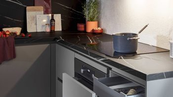 Einbauküche Nobilia® aus Holz in Dunkelgrau nobilia® Einbauküche Laser mit Constructa-Elektrogeräten Taupegrau & Marmor Venato Nero - Stellfläche ca. 368 x 215 cm