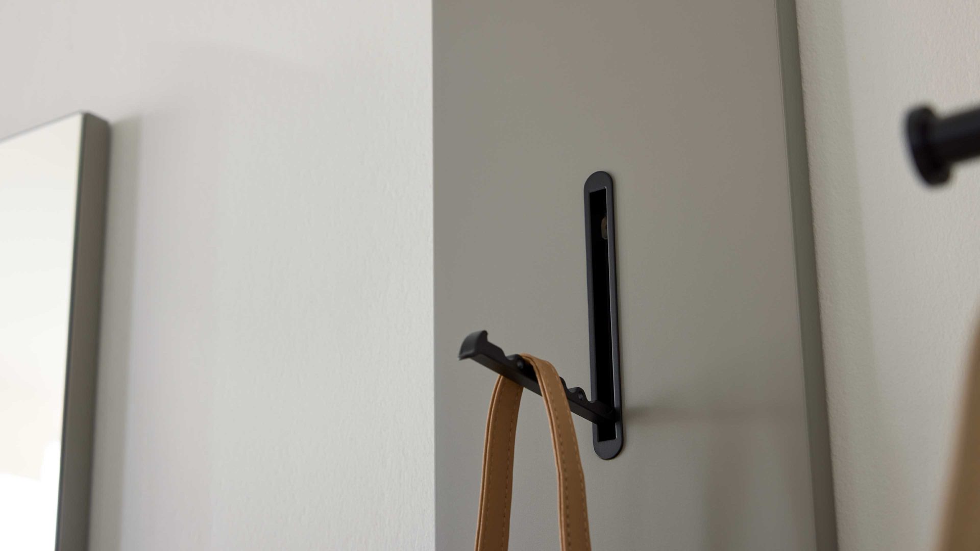 Wandgarderobe Interliving aus Holz in Hellgrau Interliving Garderobe Serie 6012 - Wandgarderobe INL-800 graubeiger Mattlack - ca. 20 x 180 cm