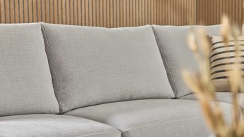 Ecksofa Interliving aus Stoff in Hellgrau Interliving Sofa Serie 4255 – Ecksofa silberfarbener Bezug Mara 9 & schwarze Metallfüße 4.26 - Stellfläche ca. 270 x 240 cm