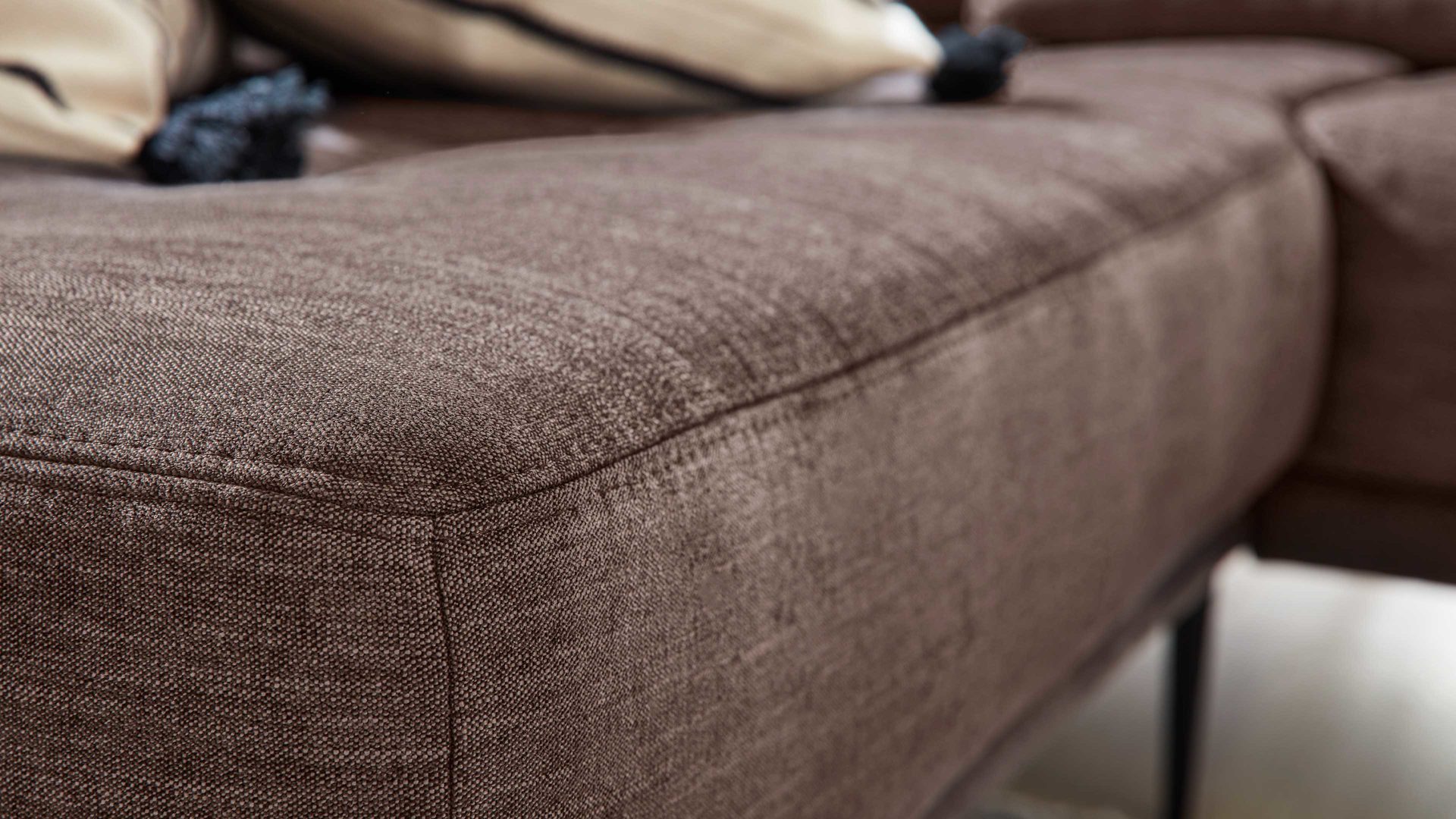 Ecksofa Interliving aus Stoff in Braun Interliving Sofa Serie 4250 – Ecksofa brauner Bezug Brisbane 9591 – Stellfläche ca. 215 x 285 cm