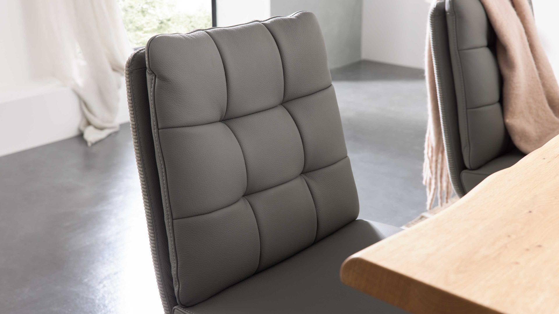 Vierfußstuhl Interliving aus Leder in Grau Interliving Esszimmer Serie 5116 – Polsterstuhl mit Drehfunktion grauer Materialmix Leder & Cord Fo-Sh, Edelstahlgestell F38-R