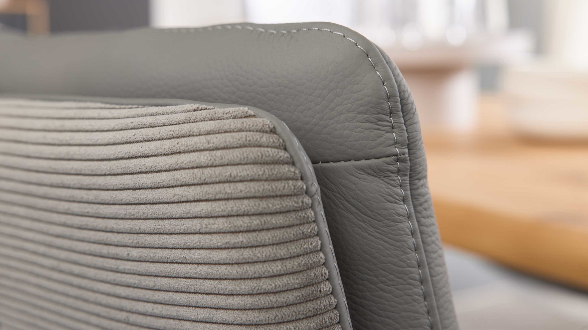 Vierfußstuhl Interliving aus Leder in Grau Interliving Esszimmer Serie 5116 – Polsterstuhl mit Drehfunktion grauer Materialmix Leder & Cord Fo-Sh, Edelstahlgestell F38-R