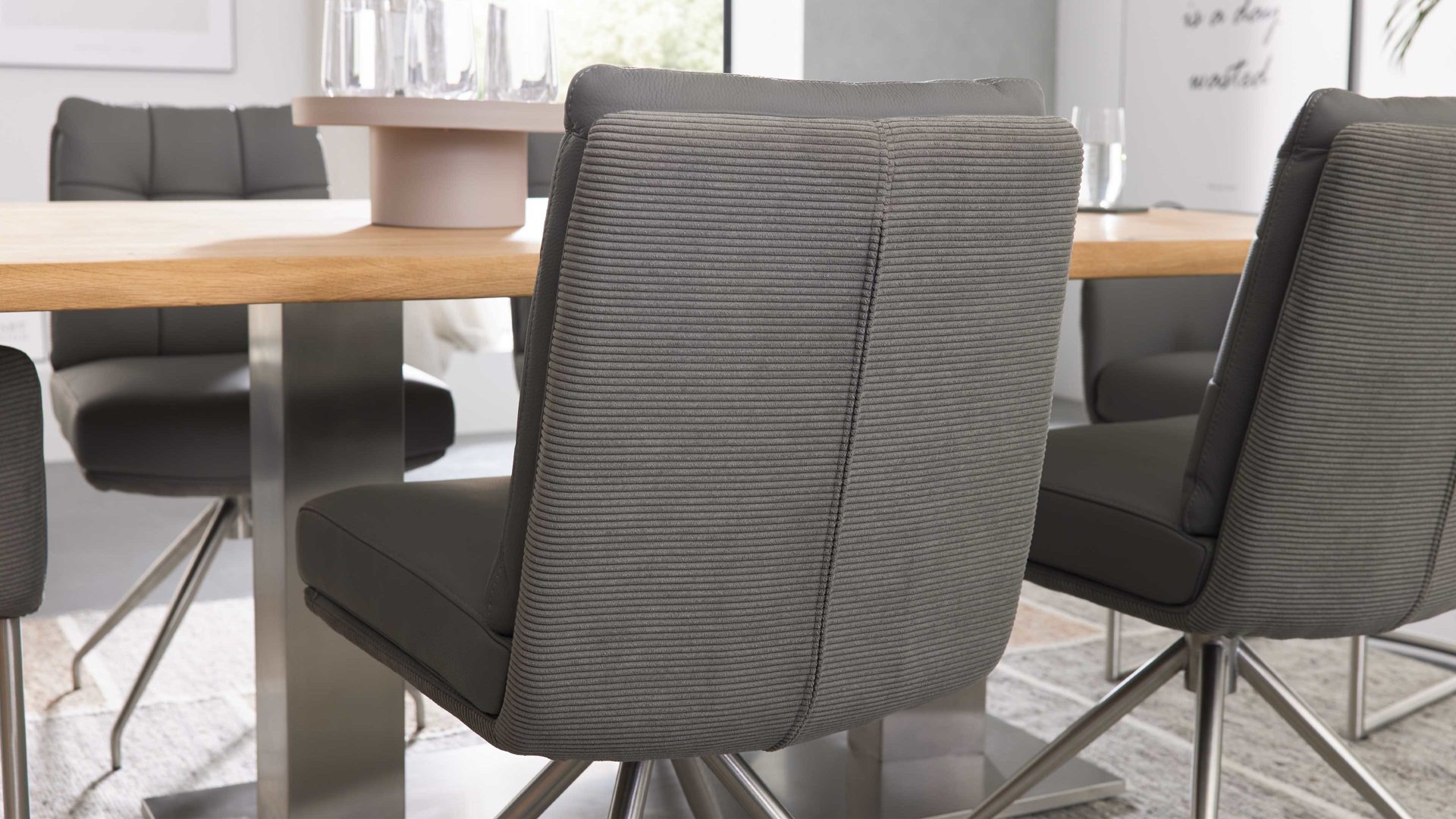 Vierfußstuhl Interliving aus Leder in Grau Interliving Esszimmer Serie 5116 – Polsterstuhl mit Drehfunktion grauer Materialmix Leder & Cord Fo-Sh, Edelstahlgestell F38-R