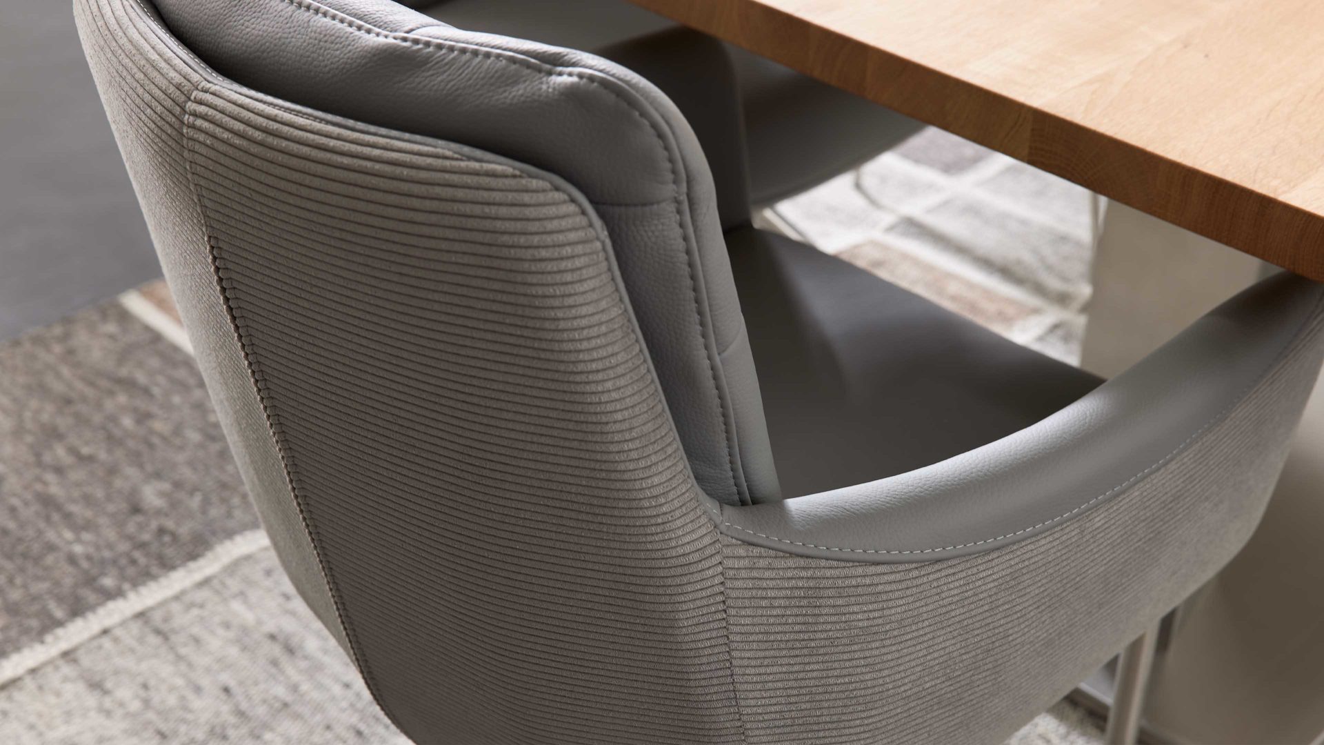 Schwingstuhl Interliving aus Leder in Grau Interliving Esszimmer Serie 5116 – Armlehn-Schwingstuhl grauer Materialmix Leder & Cord Fo-Sh, Edelstahlgestell F3