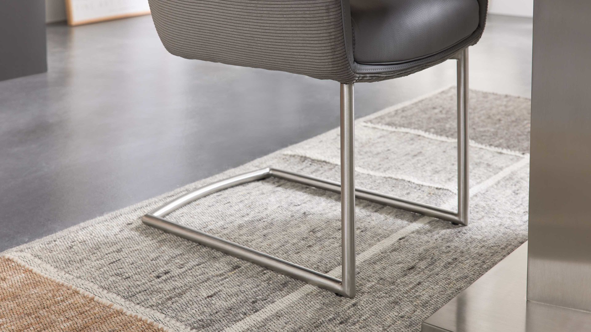 Schwingstuhl Interliving aus Leder in Grau Interliving Esszimmer Serie 5116 – Armlehn-Schwingstuhl grauer Materialmix Leder & Cord Fo-Sh, Edelstahlgestell F3