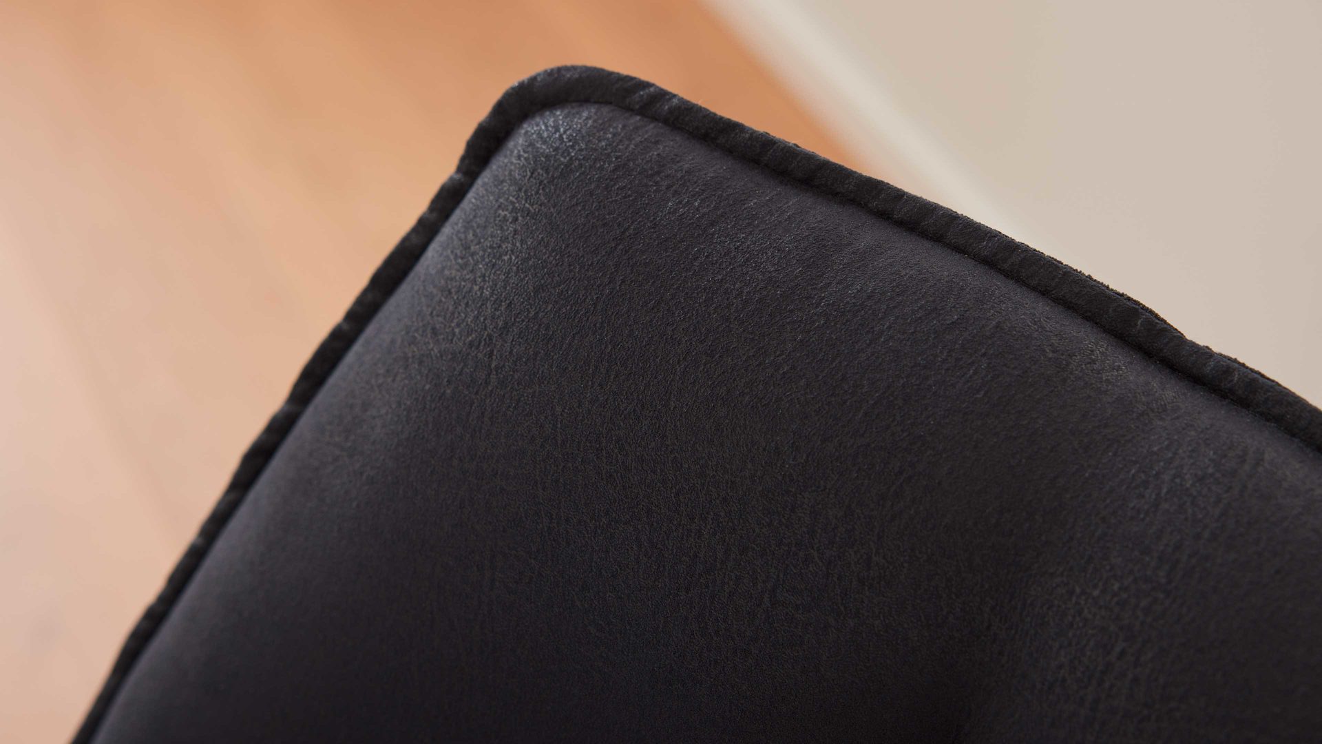 Vierfußstuhl Interliving aus Kunstfaser in Schwarz Interliving Esszimmer Serie 5116 – Polsterstuhl carbonschwarze Mikrofaser Night & schwarzes Gestell F37