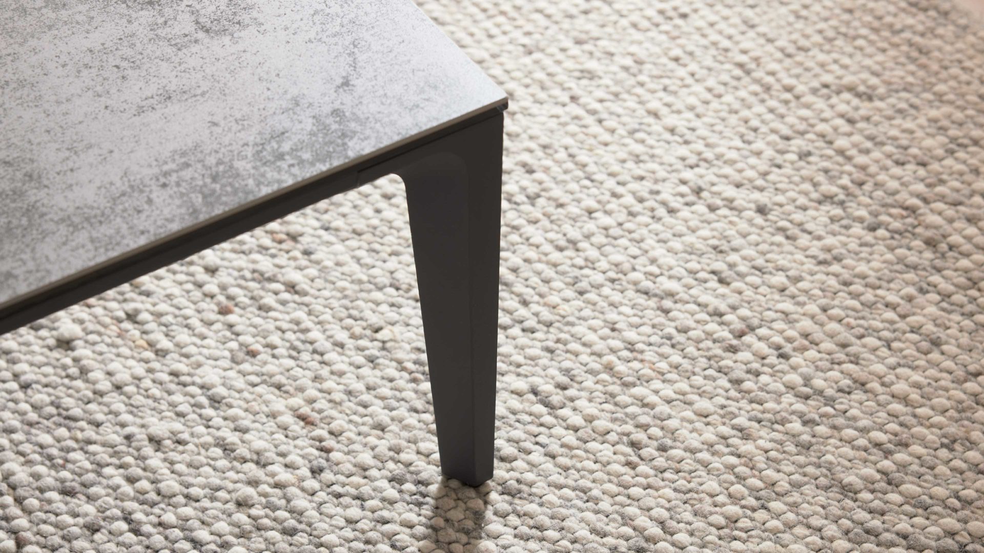 Couchtisch Interliving aus Keramik in Grau Interliving Couchtisch Serie 6222 silbergraue Keramik & schwarzer Stahl - ca. 140 x 90 cm