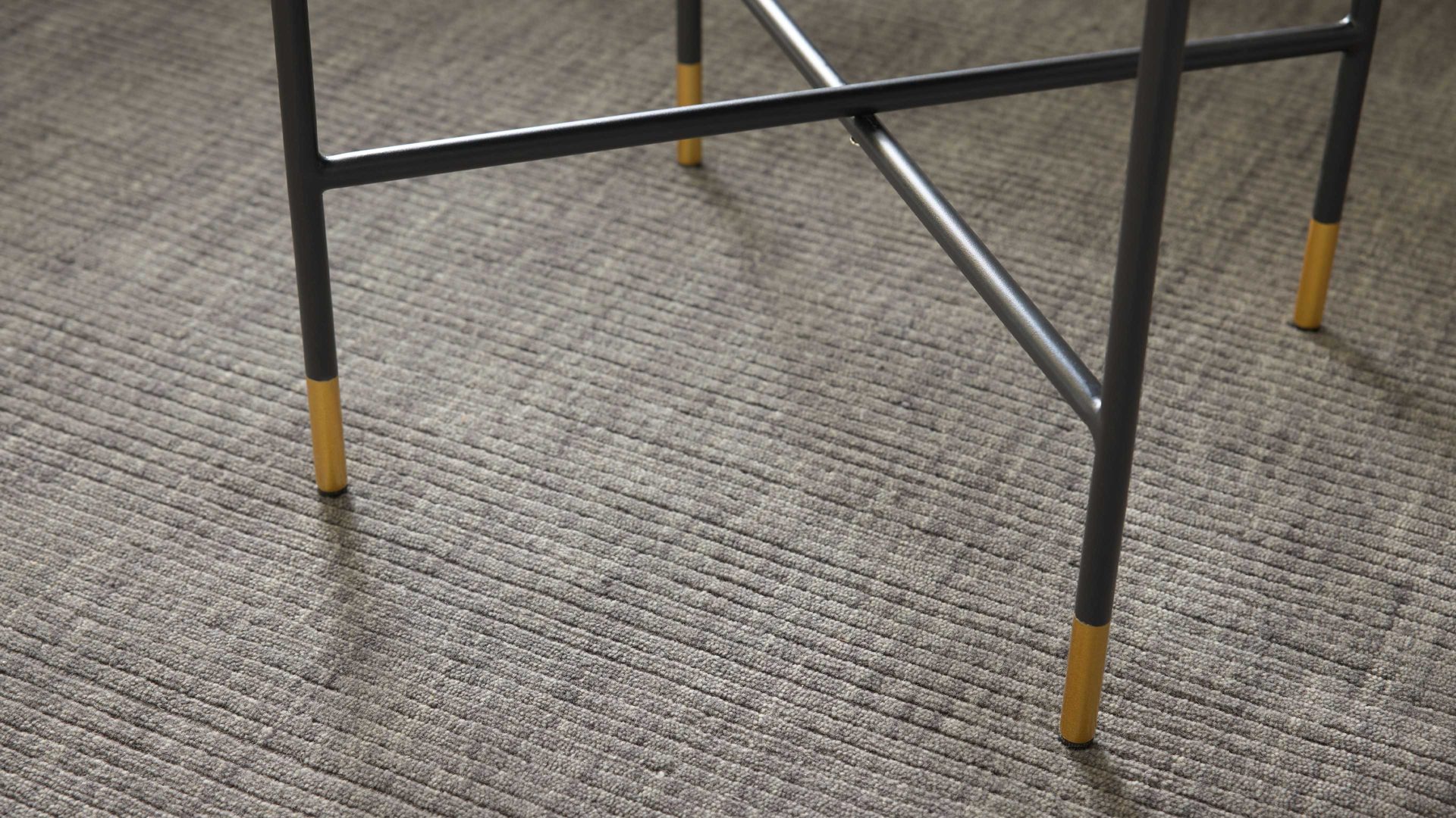 Beistelltisch Interliving aus Keramik in Schwarz Interliving Couchtisch Serie 6221 - Beistelltisch schwarze Keramik Marquina & schwarzer Stahl - Durchmesser ca. 59 cm