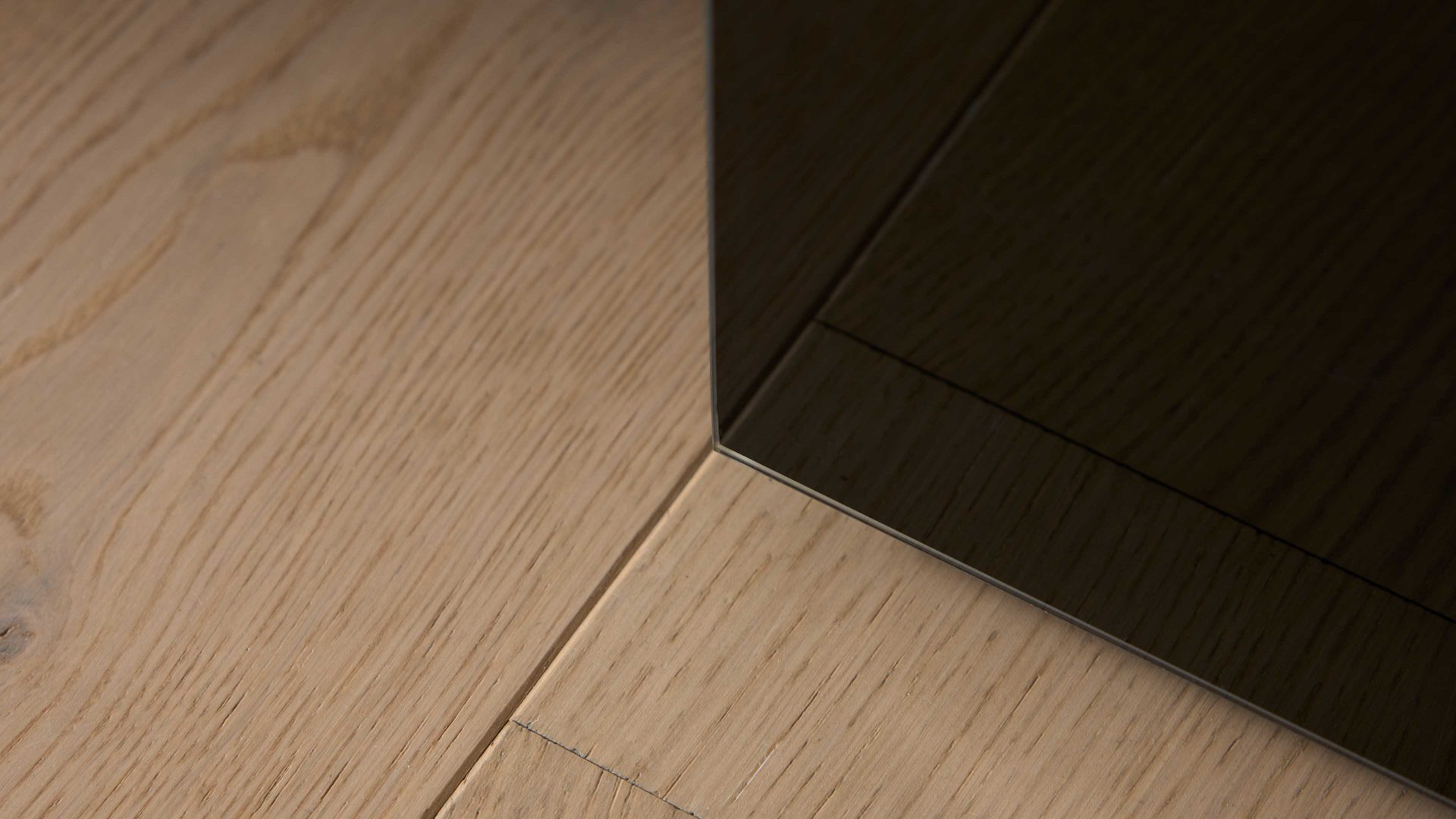 Kleiderschrank Interliving aus Holz in Schwarz Interliving Kleiderschrank Serie 1208 - Schwebetürenschrank Schwarzglas & Atlantic Eiche - zwei Türen, Breite ca. 270 cm