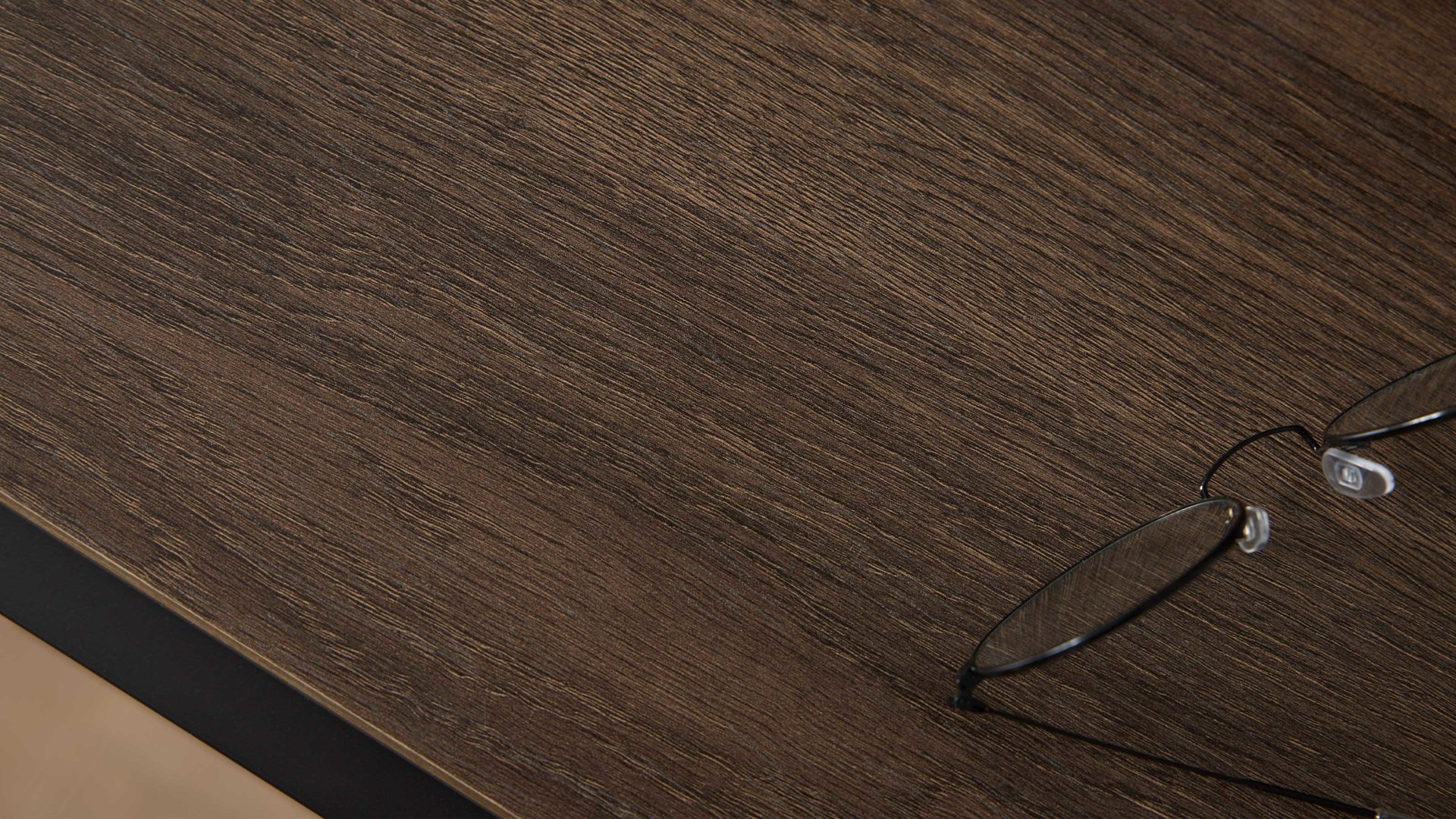 Kombikommode Interliving aus Holz in Schwarz Interliving Kleiderschrank Serie 1208 - Kombikommode 91608 Schwarzglas & Atlantic Eiche - zwei Türen, vier Schubladen, Breite ca. 120 cm