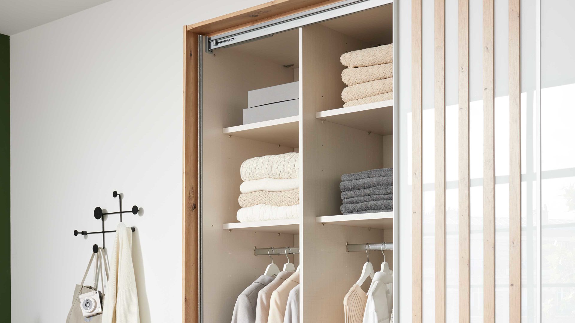 Kleiderschrank Interliving aus Holz in Weiß Interliving Kleiderschrank Serie 1208 - Schwebetürenschrank alpinweißes Glas & Artisan Eiche - zwei Türen, Breite ca. 298 cm