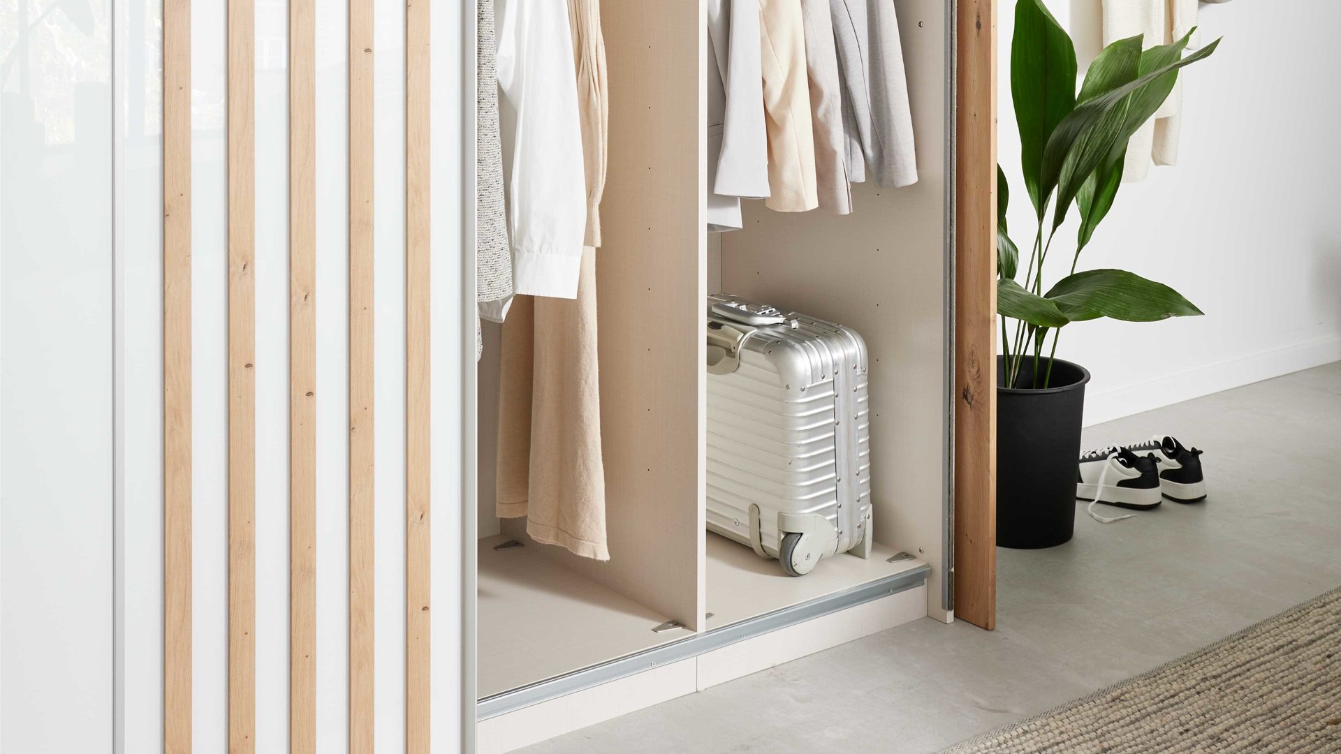 Kleiderschrank Interliving aus Holz in Weiß Interliving Kleiderschrank Serie 1208 - Schwebetürenschrank 86603 alpinweißes Glas & Artisan Eiche - zwei Türen, Breite ca. 298 cm