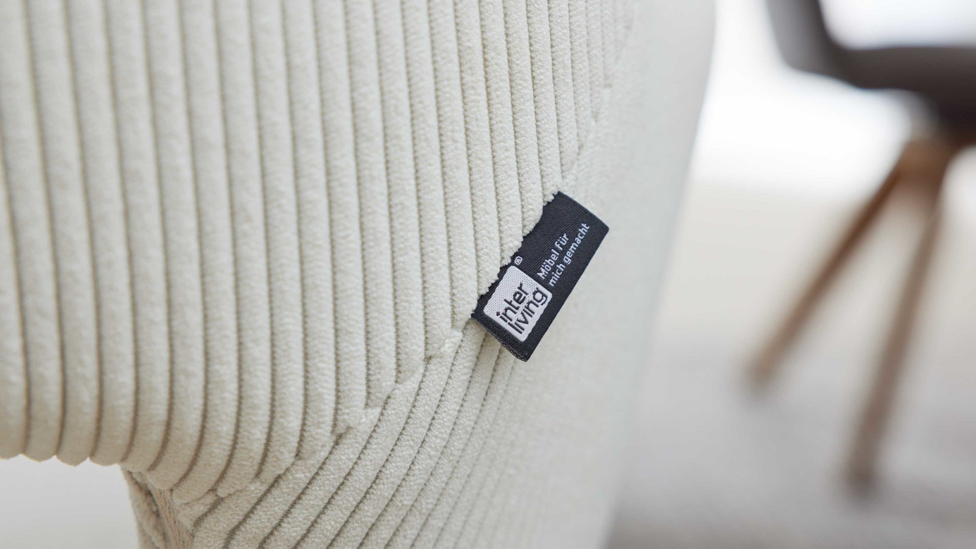 Vierfußstuhl Interliving aus Stoff in Weiß Interliving Esszimmer Serie 5605 – Armlehnstuhl 2282-04 mit Dreh- und Rückholfunktion cremeweißer Cord Rebel & schwarzes Eisen