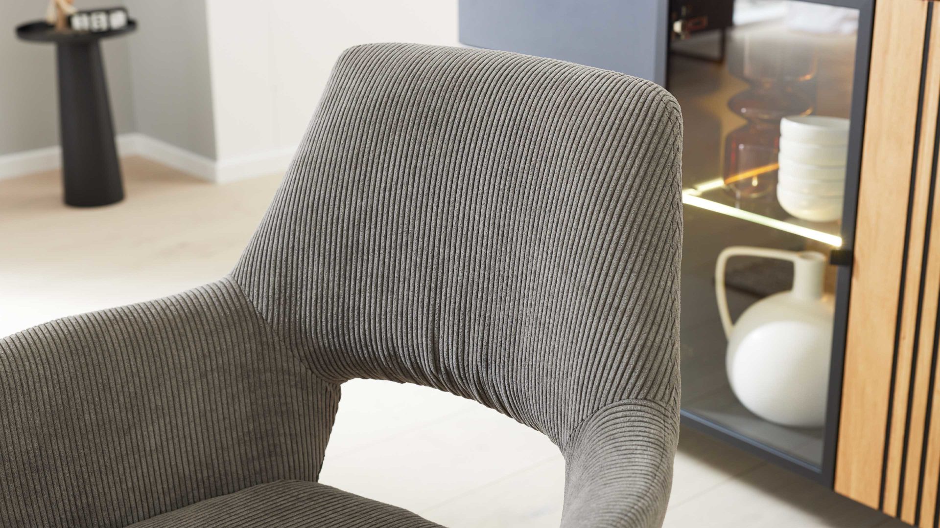 Vierfußstuhl Interliving aus Stoff in Hellgrau Interliving Esszimmer Serie 5605 – Armlehnstuhl mit Dreh- und Rückholfunktion muschelfarbener Cord Rebel & Eiche