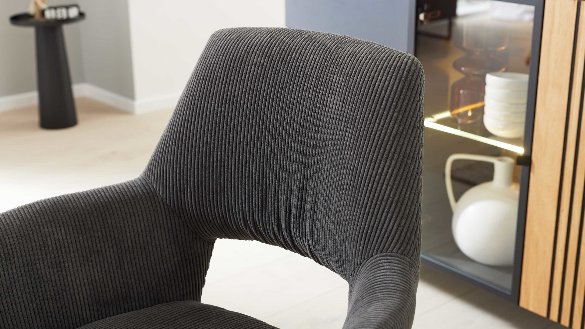 Vierfußstuhl Interliving aus Stoff in Dunkelgrau Interliving Esszimmer Serie 5605 – Armlehnstuhl 2282-47 mit Dreh- und Rückholfunktion anthrazitfarbener Cord Rebel & Eiche