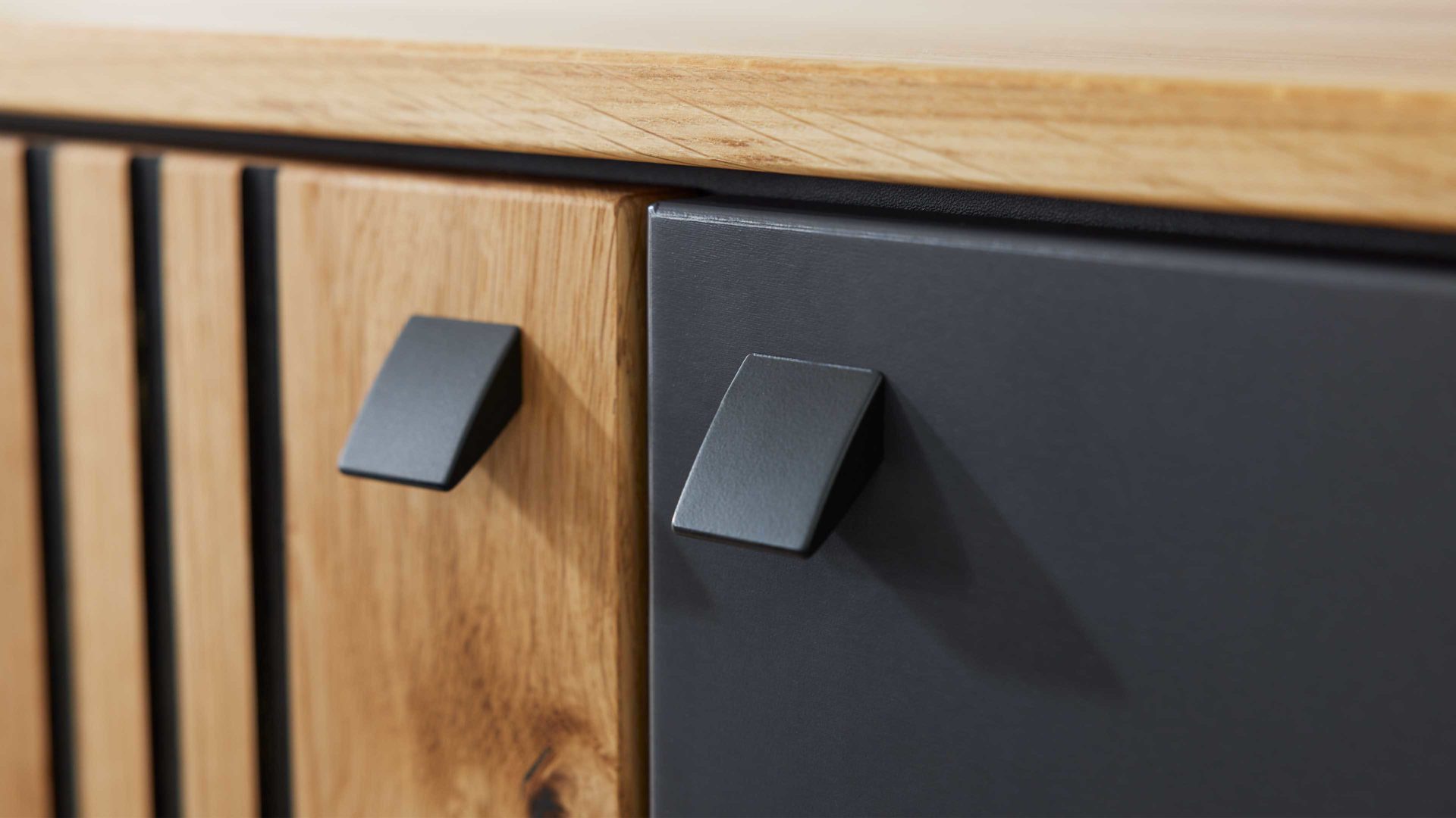 Vitrine Interliving aus Holz in Dunkelgrau Interliving Esszimmer Serie 5605 – Vitrine 5784 quarzgrauer Lack & Charakter-Eiche - fünf Türen, zwei Schubladen, Höhe ca. 194 cm