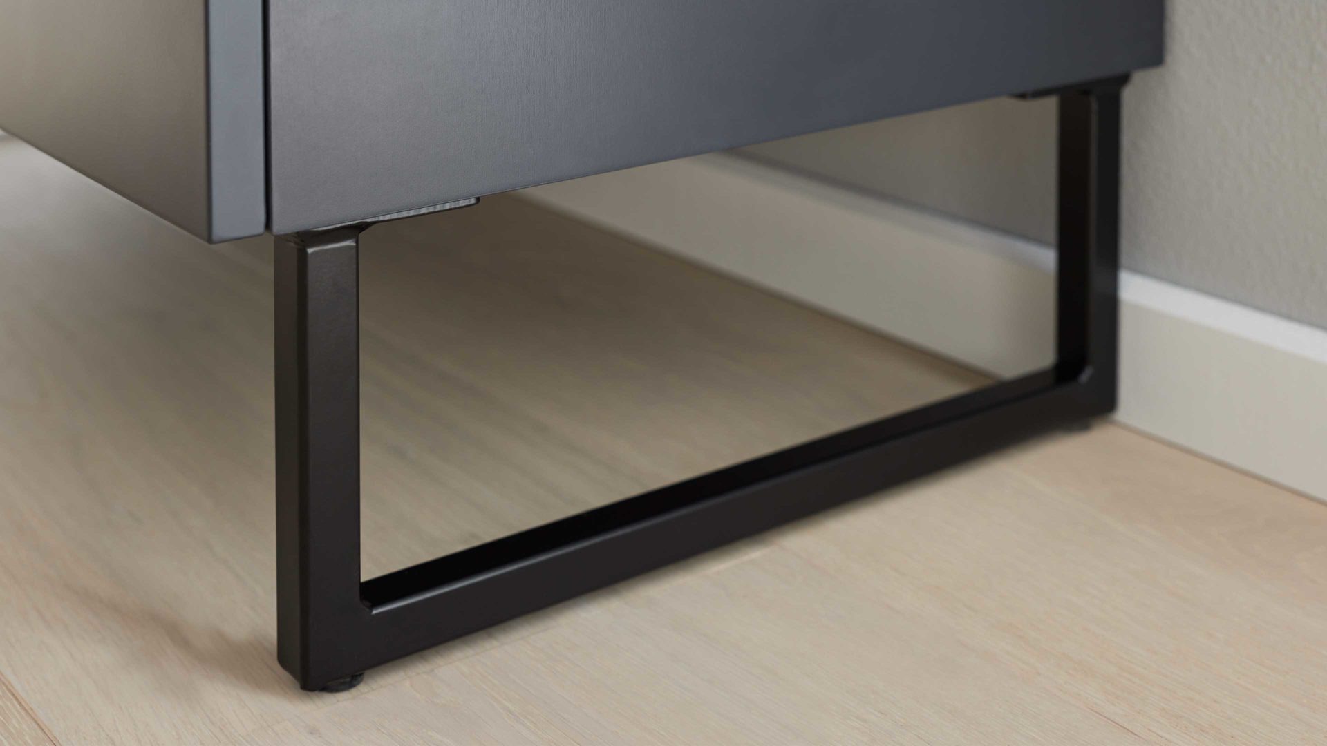 Sideboard Interliving aus Holz in Dunkelgrau Interliving Esszimmer Serie 5605 – Sideboard quarzgrauer Lack & Charakter-Eiche - drei Türen, drei Schubladen, Breite ca. 183 cm