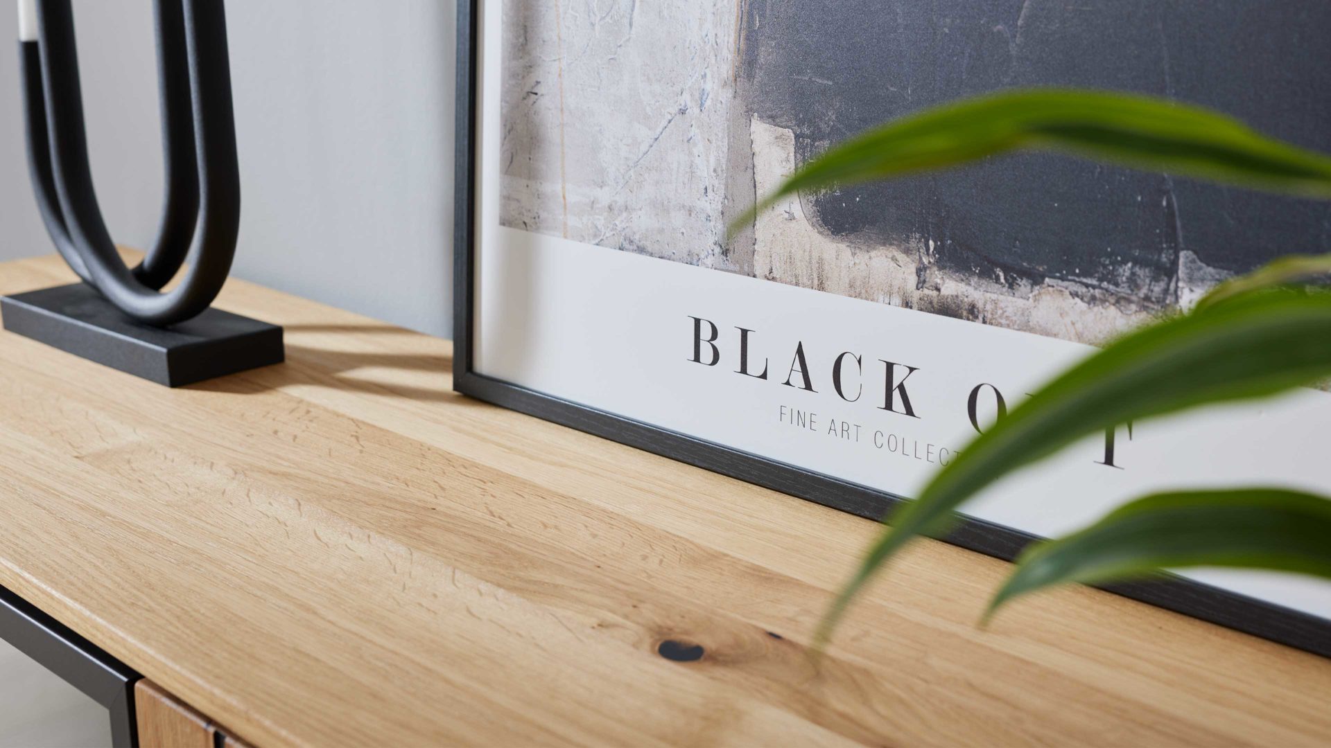 Vitrine Interliving aus Holz in Dunkelgrau Interliving Esszimmer Serie 5605 – Vitrine 5784 quarzgrauer Lack & Charakter-Eiche - fünf Türen, zwei Schubladen, Höhe ca. 194 cm