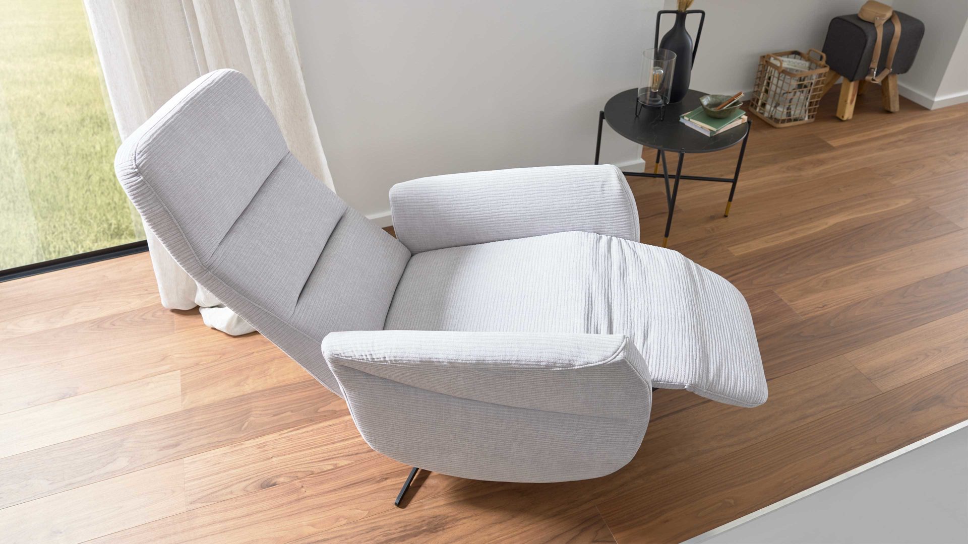 Relaxsessel Interliving aus Stoff in Hellgrau Interliving Sessel Serie 4530 silberfarbener Bezug Mara 9 & silberfarbener Sternfuß