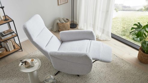 Relaxsessel Interliving aus Stoff in Hellgrau Interliving Sessel Serie 4530 silberfarbener Bezug Mara 9 & silberfarbener Sternfuß