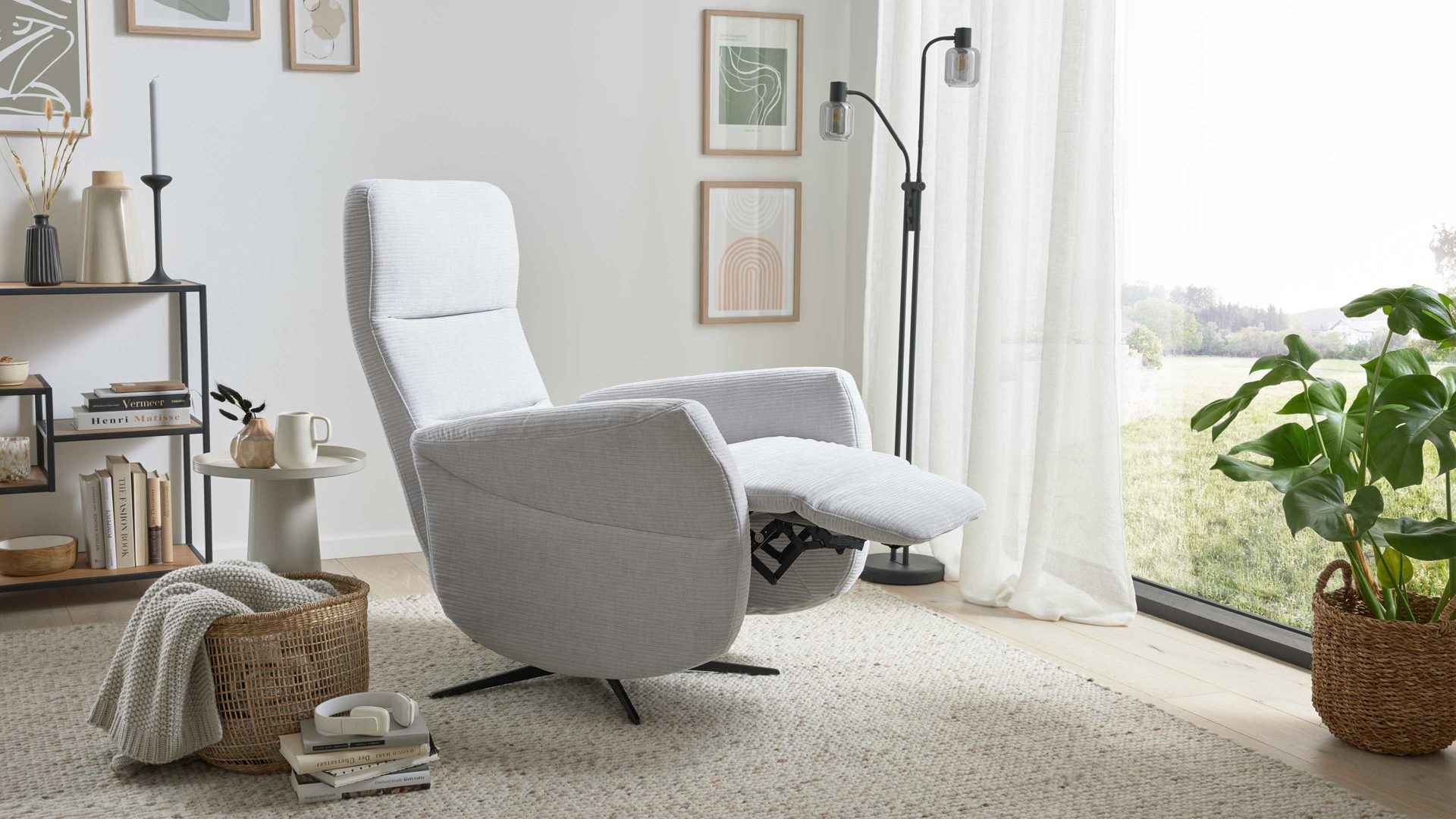 Relaxsessel Interliving aus Stoff in Hellgrau Interliving Sessel Serie 4530 silberfarbener Bezug Mara 9 & silberfarbener Sternfuß