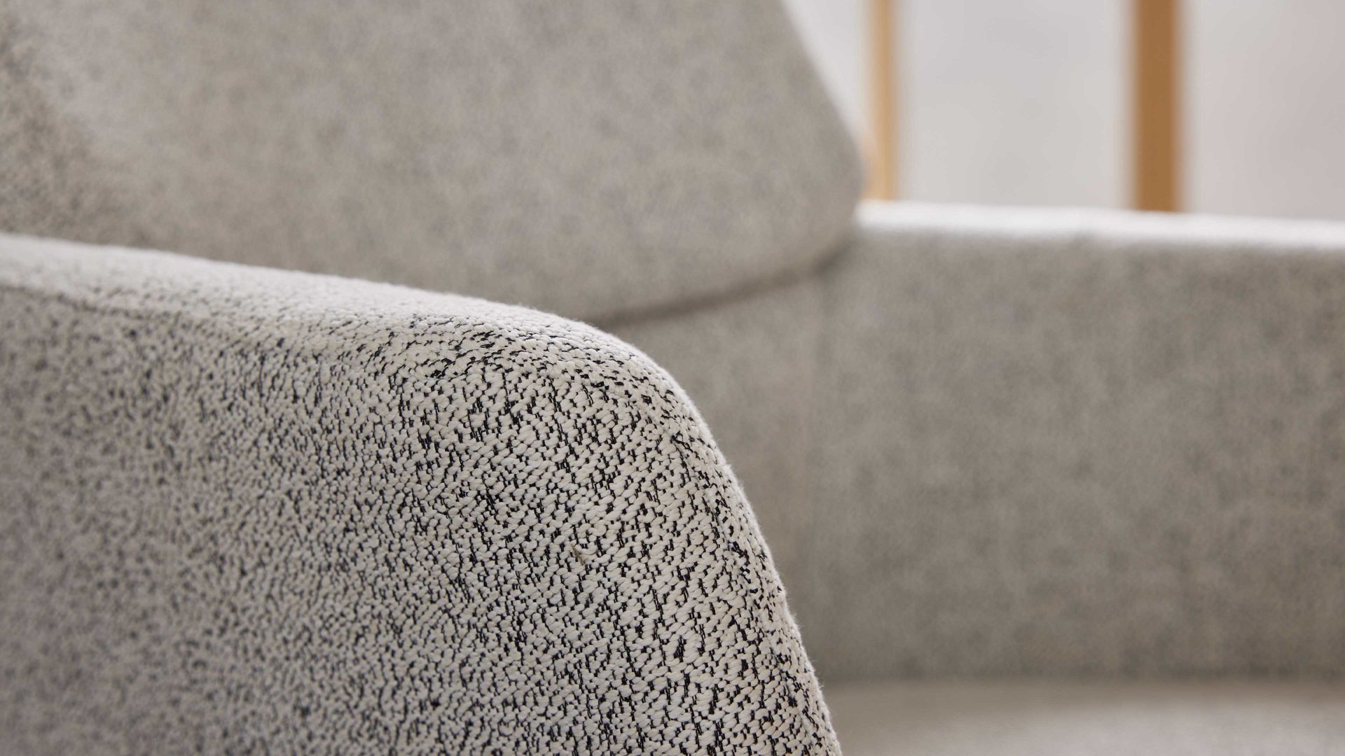 Polsterstuhl Interliving aus Stoff in Weiß Interliving Esszimmer Serie 5118 – Armlehn-Kufenstuhl champagnerfarbener Bouclé Elegant wish E07 & mattschwarzes Eisen