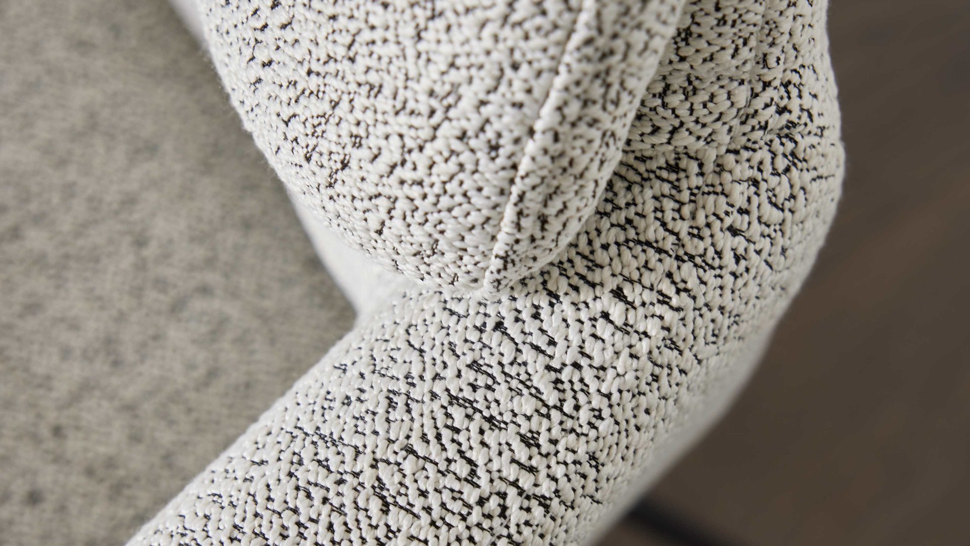Polsterstuhl Interliving aus Stoff in Weiß Interliving Esszimmer Serie 5118 – Armlehn-Kufenstuhl champagnerfarbener Bouclé Elegant wish E07 & mattschwarzes Eisen