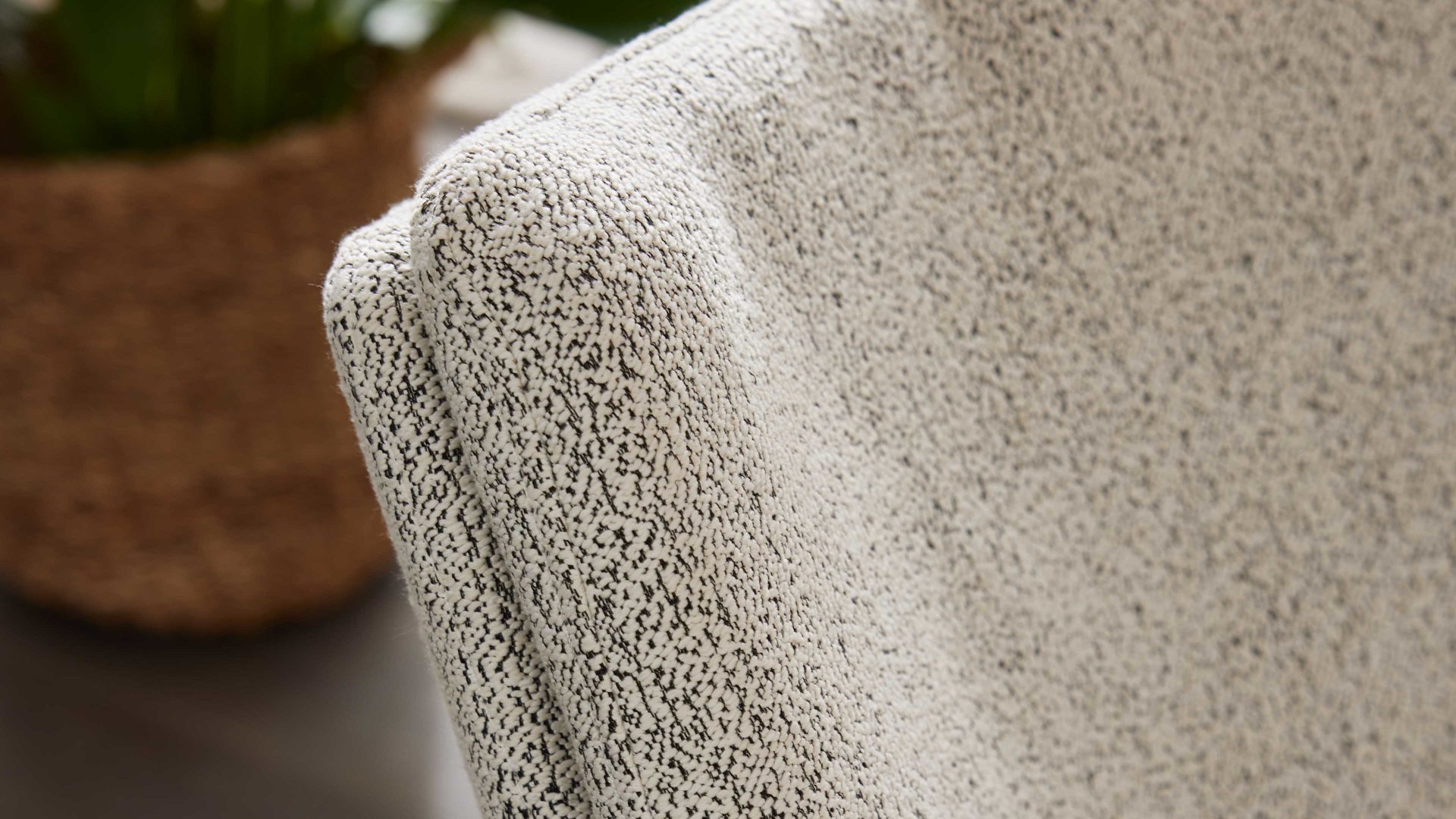 Polsterstuhl Interliving aus Stoff in Weiß Interliving Esszimmer Serie 5118 – Armlehn-Kufenstuhl 2312 champagnerfarbener Bouclé Elegant wish E07 & mattschwarzes Eisen