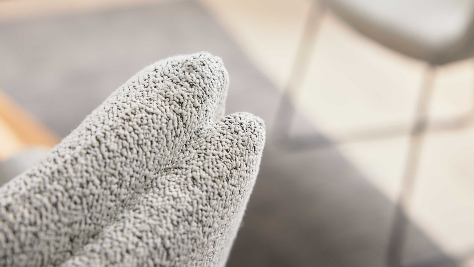 Polsterstuhl Interliving aus Stoff in Weiß Interliving Esszimmer Serie 5118 – Armlehn-Kufenstuhl champagnerfarbener Bouclé Elegant wish E07 & mattschwarzes Eisen
