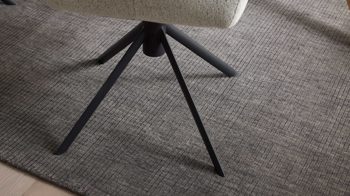 Polsterstuhl Interliving aus Stoff in Weiß Interliving Esszimmer Serie 5118 – Armlehnstuhl 2362 mit Drehfunktion champagnerfarbener Bouclé Elegant wish E07 & mattschwarzes Eisen