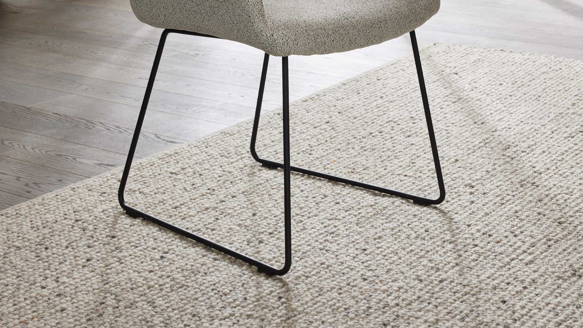 Polsterstuhl Interliving aus Stoff in Weiß Interliving Esszimmer Serie 5118 – Armlehn-Kufenstuhl champagnerfarbener Bouclé Elegant wish E07 & mattschwarzes Eisen
