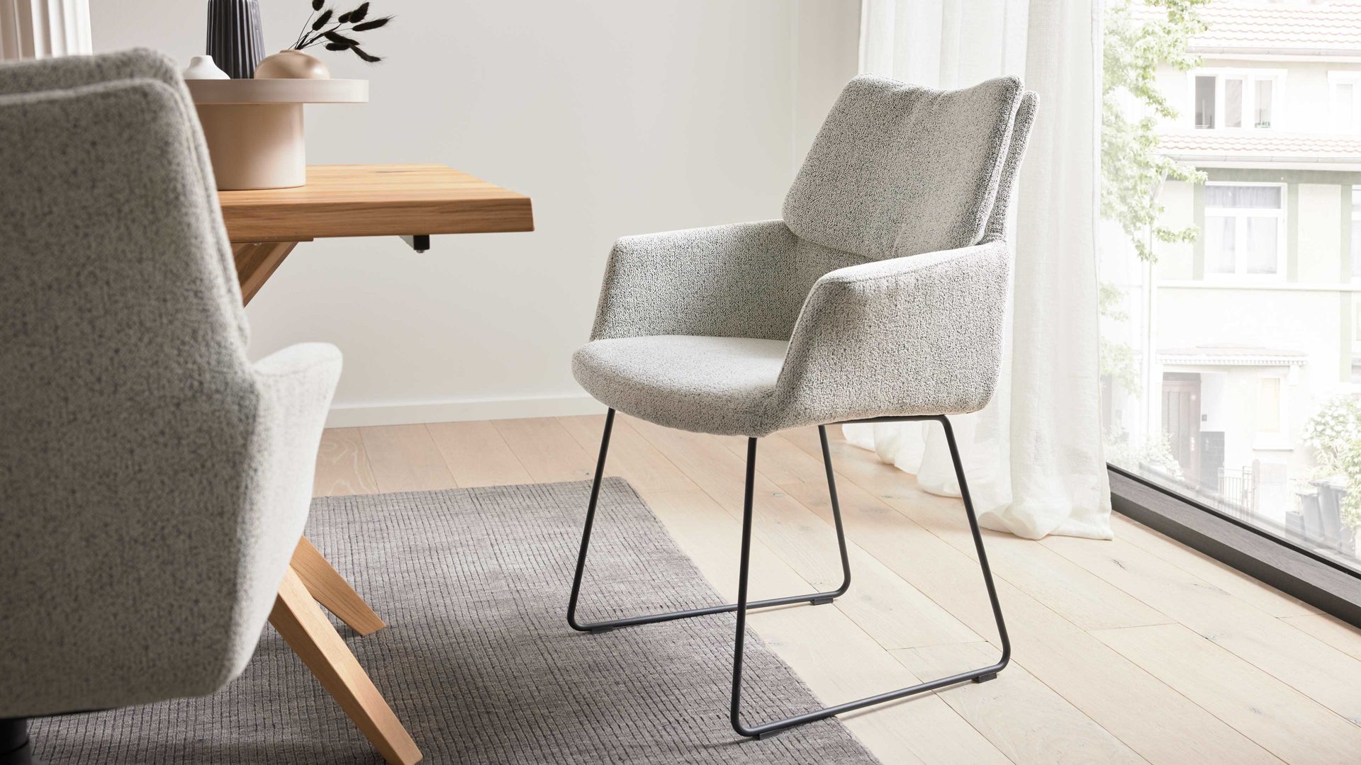 Polsterstuhl Interliving aus Stoff in Weiß Interliving Esszimmer Serie 5118 – Armlehn-Kufenstuhl champagnerfarbener Bouclé Elegant wish E07 & mattschwarzes Eisen