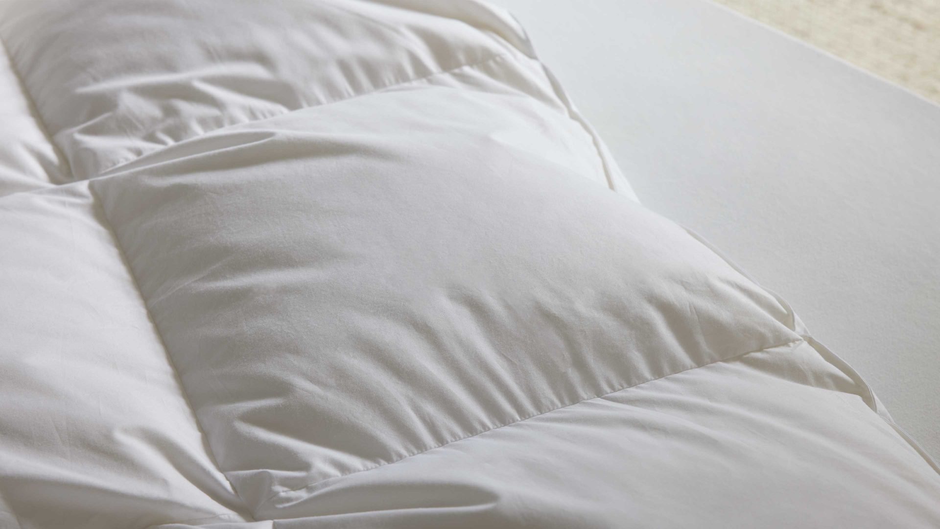 Daunendecke Interliving aus Stoff in Weiß Interliving Bettdecke Serie 9204 - Daunendecke als Winterbett warm, ca. 1.370 g Daunen - ca. 200 x 220 cm