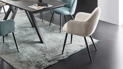 Vierfußstuhl WOODS & TRENDS aus Stoff in Hellgrau WOODS & TRENDS Armlehn-Polsterstuhl Arielle holzkohlefarbener Breitcord & schwarzes Metall