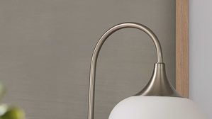 Tischleuchte Interliving aus Glas in Weiß Interliving Leuchten Serie 9344 - Tischlampe Opalglas & Nickel – Höhe ca. 54 cm